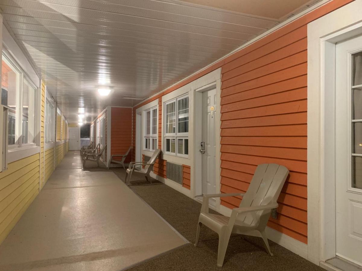 Hotel And Suites Les Laurentides Saint-Sauveur-des-Monts Exterior foto